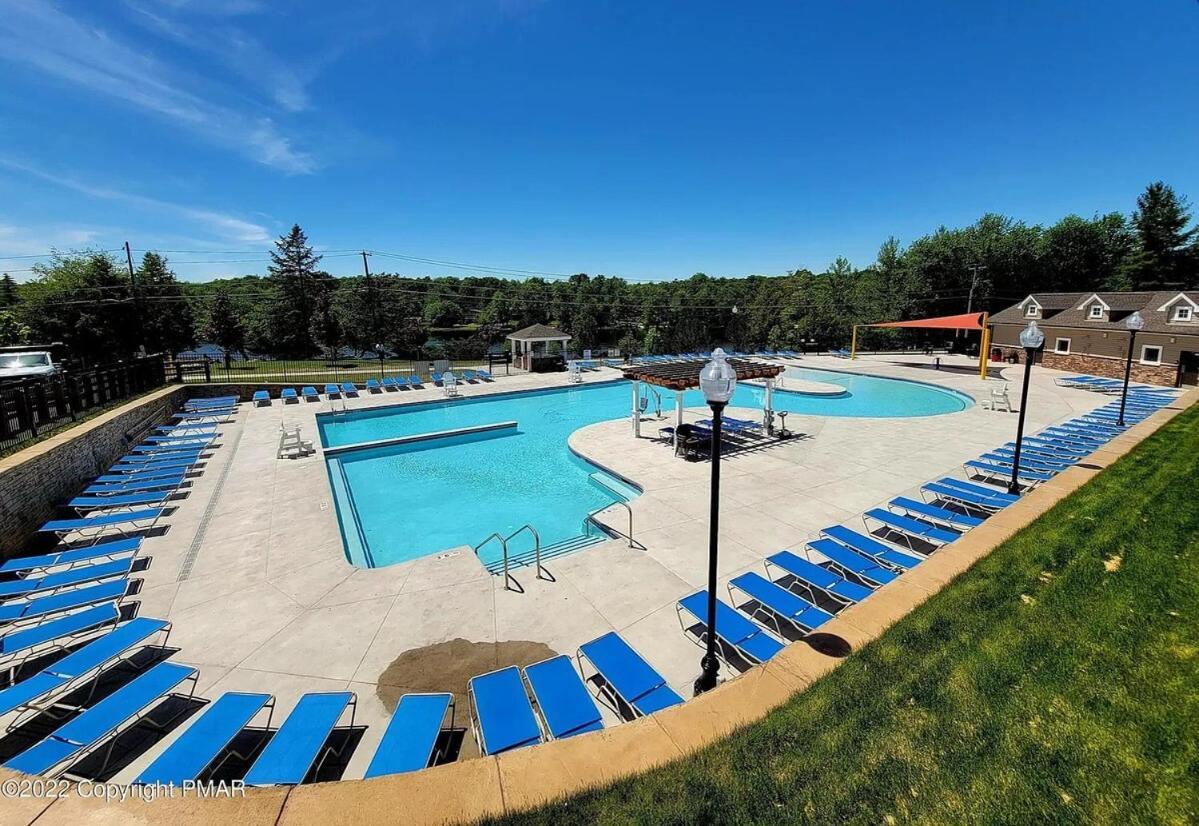 Poconos Getaway Relax W Sauna, Game Rm & Fire Pit Holiday home *